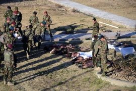 Thi thể các tay súng sau vụ tấn công. (Ảnh: AFP/ TTXVN)