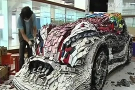 [Video] Cận cảnh siêu xe độc đáo làm từ điện thoại di động cũ