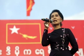 Chủ tịch Đảng NLD Aung San Suu Kyi phát biểu trong cuộc mít tinh tại Yangon ngày 1/11. (Ảnh: THX/TTXVN)