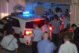 Lực lượng an ninh Israel chuyển người Palestine bị bắn bị thương sau vụ tấn công ở Netanya. (Ảnh: AFP/TTXVN)