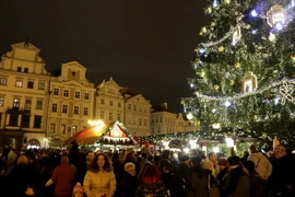 Quảng trường Staromestske chật cứng khách du lịch dịp năm mới. (Ảnh: Quang Vinh/Vietnam+) 