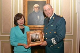 Đại sứ Việt Nam Lê Linh Lan trao quà lưu niệm cho Đại tướng Salvador Cienfuegos Zepeda. (Ảnh: Việt Hòa/Vietnam+)