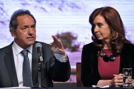  Tổng thống Argentina Cristina Kirchner (phải) và Thống đốc bang Buenos Aires - ứng viên tranh cử Tổng thống Daniel Scioli tại một cuộc họp ở Buenos Aires ngày 20/10. (Ảnh: AFP/TTXVN) 