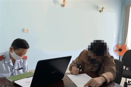 Thanh tra Sở Thông tin và Truyền thông tỉnh Bình Dương làm việc với các đối tượng vi phạm. (Ảnh : TTXVN phát)