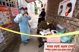 Lập chốt kiểm tra y tế tại xóm chạy thận 121 Lê Thanh Nghị (Hai Bà Trưng, Hà Nội). (Ảnh: Minh Quyết/TTXVN)