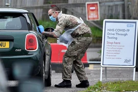 Một trạm xét nghiệm COVID-19 lưu động tại London, Anh. (Ảnh: AFP/TTXVN)