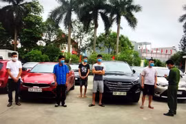 Các đối tượng đánh bạc bị bắt giữ và tang vật của vụ án. (Ảnh: TTXVN phát)
