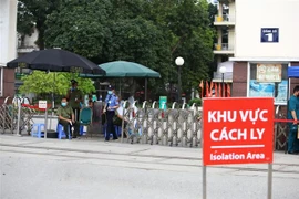 Các hoạt động ra, vào bệnh viện được kiểm soát chặt chẽ. (Ảnh: Minh Quyết/TTXVN)