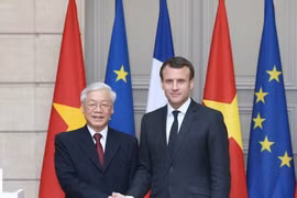 Tổng Bí thư Nguyễn Phú Trọng gặp Tổng thống Pháp Emmanuel Macron, chiều 27/3/2018 tại Phủ Tổng thống (Điện Élysée) ở Thủ đô Paris trong chuyến thăm chính thức Cộng hòa Pháp từ 25-27/3/2018, mở ra một giai đoạn mới trong quan hệ Việt-Pháp. (Ảnh: Trí Dũng/T