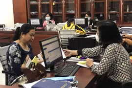 Người dân đến giao dịch tại trung tâm phục vụ hành chính công tỉnh Hải Dương. (Ảnh: Mạnh Minh/TTXVN)