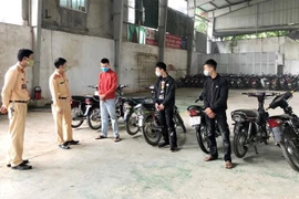 Cảnh sát giao thông công an thành phố Việt Trì làm việc với một số đối tượng vi phạm. (Ảnh: Trung Kiên/TTXVN)