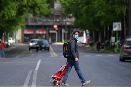 Người dân đeo khẩu trang phòng lây nhiễm COVID-19 tại Milan, Italy. (Ảnh: THX/TTXVN)