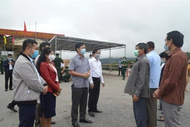 Lãnh đạo hai tỉnh Quảng Trị và Salavan trao đổi với nhau về công tác phòng, chống dịch COVID-19. (Ảnh: Nguyên Lý/TTXVN)