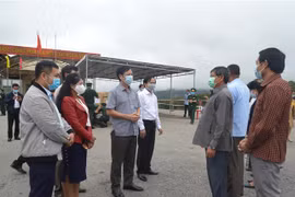 Lãnh đạo hai tỉnh Quảng Trị và Salavan trao đổi với nhau về công tác phòng, chống dịch COVID-19. (Ảnh: Nguyên Lý/TTXVN)