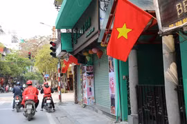 Tất cả các cửa hàng kinh doanh mặt hàng không thiết yếu trên địa bàn chỉ được phép mở cửa từ 9 giờ sáng. (Ảnh: Thanh Tùng/TTXVN)