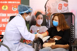 Cán bộ, hội viên, thanh niên tham gia hiến máu tình nguyện trong ngày phát động. (Ảnh: TTXVN phát)