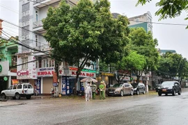 Lực lượng chức năng tiến hành khử khuẩn khu vực khách sạn và lấy mẫu xét nghiệm các trường hợp F1 tiếp xúc gần với bệnh nhân 237. (Ảnh: Đức Phương/TTXVN)