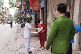 Nhân viên Trung tâm Y tế quận Hai Bà Trưng, Hà Nội, điều tra dịch tễ bệnh COVID-19 trên địa bàn. (Ảnh: Tuyết Mai/TTXVN)