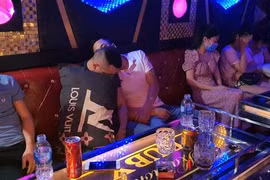 Các đối tượng sử dụng chất ma túy tại quán karaoke Ruby. (Ảnh Trần Tĩnh/TTXVN)