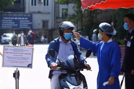 Khu vực cổng vào bệnh viện có chốt trực 24/24, kiểm soát, đo thân nhiệt cho những người vào bệnh viện. (Ảnh: Minh Quyết/TTXVN)