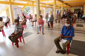 Đông đảo người nghèo bị ảnh hưởng bởi dịch bệnh COVID-19 nhận phiếu mua sắm miễn phí tại Siêu thị hạnh phúc 0 đồng. (Ảnh: Thanh Vũ/TTXVN)