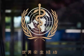 Biểu tượng Tổ chức Y tế Thế giới (WHO) tại trụ sở ở Geneva, Thụy Sĩ. (Ảnh: AFP/TTXVN)