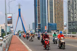 Người dân đeo khẩu trang khi ra đường để phòng chống dịch. (Ảnh: Trần Lê Lâm/TTXVN)