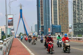 Người dân đeo khẩu trang khi ra đường để phòng chống dịch. (Ảnh: Trần Lê Lâm/TTXVN)