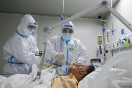 Nhân viên y tế điều trị cho bệnh nhân nhiễm COVID-19 tại bệnh viện ở Vũ Hán, tỉnh Hồ Bắc, Trung Quốc. (Ảnh: THX/TTXVN)