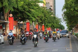 Cờ hoa được trang trí trên đường Nguyễn Huệ, Quận 1. (Ảnh: Thanh Vũ/TTXVN)