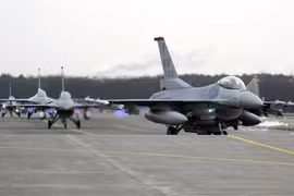 Máy bay chiến đấu F-16 của Không lực Mỹ chuẩn bị cất cánh tại căn cứ không quân Misawa, Nhật Bản. (Ảnh: AFP/TTXVN)