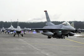 Máy bay chiến đấu F-16 của Không lực Mỹ chuẩn bị cất cánh tại căn cứ không quân Misawa, Nhật Bản. (Ảnh: AFP/TTXVN)