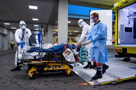 Chuyển bệnh nhân nhiễm COVID-19 tới bệnh viện ở Ulm, Đức. (Ảnh: AFP/TTXVN)
