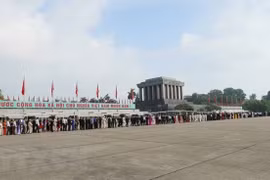 Người dân và du khách xếp hàng vào Lăng viếng Bác. (Nguồn: TTXVN)