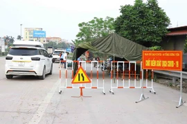 Chốt kiếm soát dịch COVID-19 tại cầu Yên Lệnh. (Ảnh: Đinh Tuấn/TTXVN)
