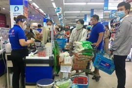 Người dân mua sắm tại hệ thống siêu thị Sài Gòn Co.op. (Ảnh: Thanh Vũ/TTXVN)