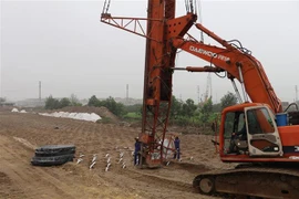 Nhà thầu đang đẩy nhanh tiến độ thi công cao tốc Bắc-Nam. (Ảnh: Đức Phương/TTXVN)