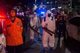 Nhân viên đô thị phun thuốc khử khuẩn nhằm ngăn dịch COVID-19 lây lan, tại Caracas, Venezuela. (Ảnh: AFP/TTXVN)