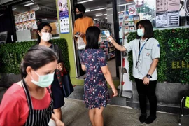 Đo thân nhiệt phòng lây nhiễm COVID-19 tại một siêu thị ở Bangkok, Thái Lan. (Ảnh: AFP/TTXVN)