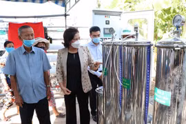 Chủ tịch Quốc hội Nguyễn Thị Kim Ngân tham quan hệ thống lọc nước. (Ảnh: Huỳnh Phúc Hậu/TTXVN)