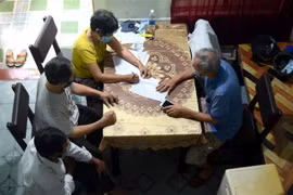 Các cán bộ tổ dân phố Phường Thanh Khê Tây, quận Thanh Khê, Đà Nẵng, ghi chép thông tin tại một trong những hộ có hoàn cảnh khó khăn. (Ảnh: Quốc Dũng/TTXVN)