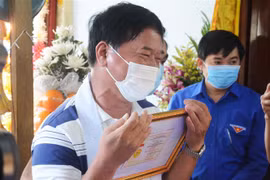 Bố của Thượng sỹ Võ Văn Toàn không cầm nổi nước mắt khi đón nhận Huy hiệu Tuổi trẻ dũng cảm của Trung ương Đoàn truy tặng cho con trai. (Ảnh: Văn Dũng/TTXVN)