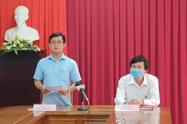 Trưởng Ban Tuyên giáo Tỉnh ủy Bình Phước Hà Anh Dũng công bố quyết định kỷ luật đối với ông Thanh. (Ảnh: Đậu Tất Thành/TTXVN)