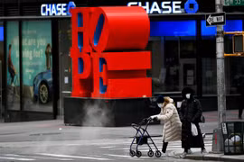 Người dân đeo khẩu trang phòng lây nhiễm COVID-19 tại New York, Mỹ. (Ảnh: AFP/TTXVN)