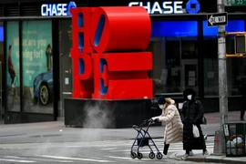Người dân đeo khẩu trang phòng lây nhiễm COVID-19 tại New York, Mỹ. (Ảnh: AFP/TTXVN)