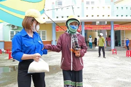 Hỗ trợ người gặp hoàn cảnh khó khăn do dịch COVID-19. Ảnh minh họa. (Ảnh: Nguyễn Dũng/TTXVN)