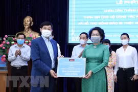 Doanh nhân Johnathan Hạnh Nguyễn (kiều bào Phillippines) ủng hộ 25 tỷ đồng. (Ảnh: Xuân Khu/TTXVN)