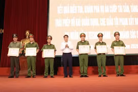 Chủ tịch UBND Hà Nội Nguyễn Đức Chung trao Bằng khen cho các cá nhân có thành tích xuất sắc. (Ảnh: Doãn Tấn/TTXVN)