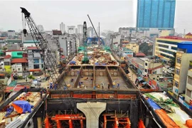 Công trường thi công đường vành đai 2 đoạn cầu Vĩnh Tuy-Ngã Tư Sở đoạn cầu cạn từ trụ P63 đến Ngã Tư Sở. (Ảnh: Danh Lam/TTXVN)
