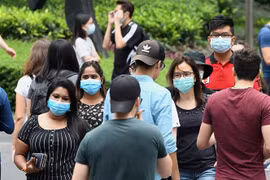 Người dân đeo khẩu trang phòng dịch COVID-19 tại Singapore. (Ảnh: AFP/TTXVN)
